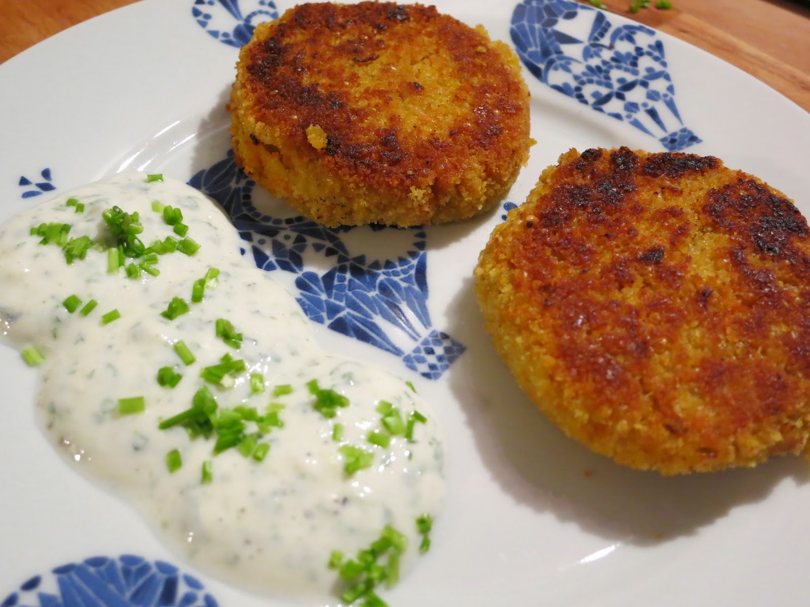 Isa probiert...: Hirse-Karotten-Laibchen mit Knoblauch-Joghurt-Sauce