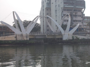 Main outlet of "Market Canal" into Vembanad lake at   Marine drive in Ernakulam.