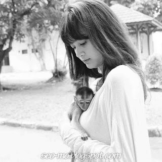 Foto Wow Faradilla Yoshi Cantik Gendong Monyet Foto Wow Faradilla Yoshi Cantik Gendong Monyet