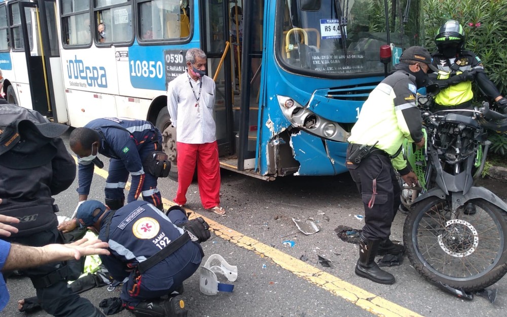 Agente de trânsito fica ferido em acidente com ônibus em Salvador