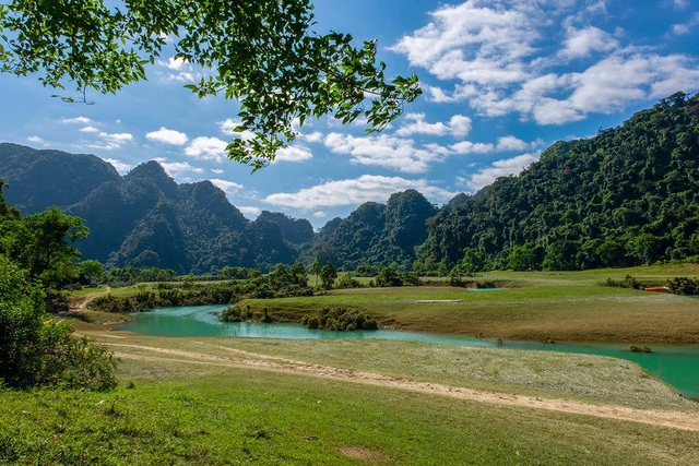 Tiên cảnh thảo nguyên xanh tuyệt đẹp cách Hà Nội hơn 100km