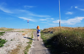 Urlaub in Dänemark: Verliebt in die nördliche Ostseeküste. Das erste Mal am Strand ist schon etwas ganz Besonderes! Auf Küstenkidsunterwegs erzähle ich Euch, wie mich die Landschaft Nordjütlands, die Strände und Dünen sowie die Gegend um Asaa in ihren Bann gezogen haben.