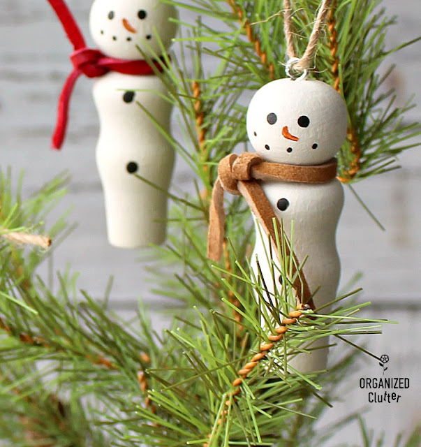Easy DIY Wooden Peg Snowman Christmas Tree Ornaments #snowmanornament #DIYornament #DIYChristmas #Holidaydecor #crafting