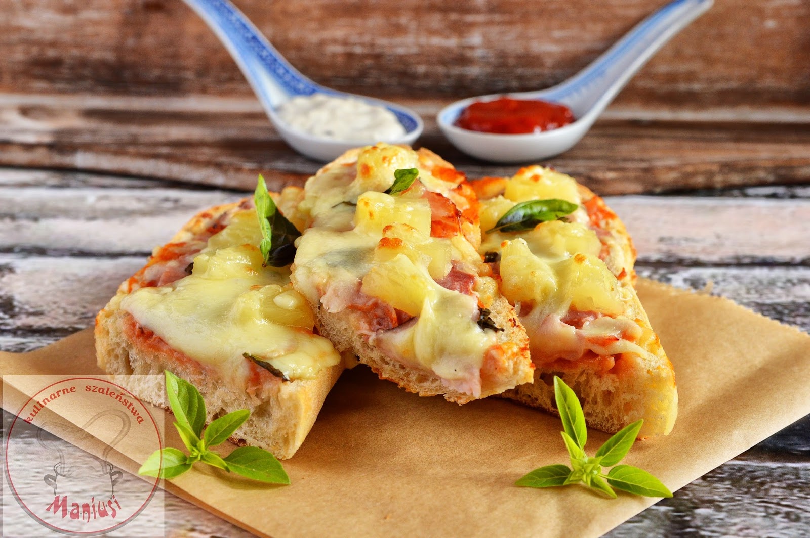 Бутерброд фаршированный багет. Горячий бутерброд с курицей и сыром. Брускеты беконом брускетты. Итальянские бутерброды брускетта. Бутерброды с жареным батоном.