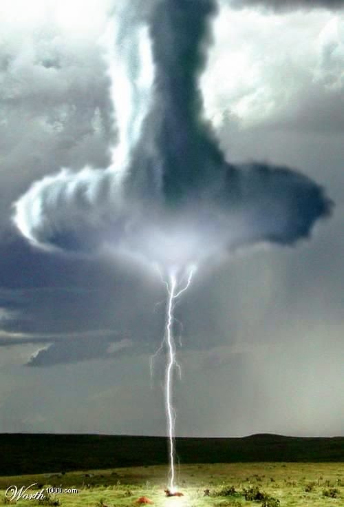 Dangerous Power of Nature : Spectacular Lightning Strike