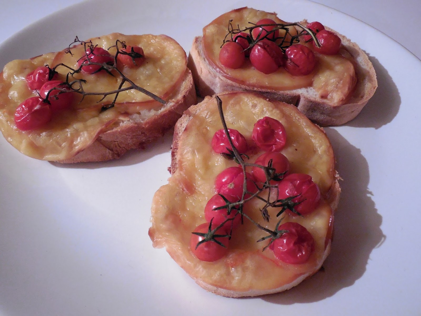 Tartine  cu cascaval si rosii cherry