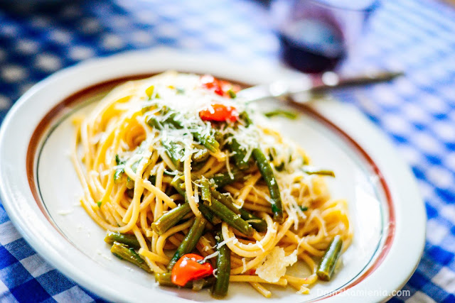 Spaghetti z zieloną fasolką i pomidorkami