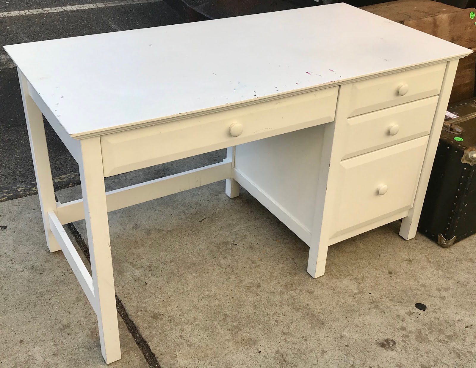 Uhuru Furniture & Collectibles 470273 White 4Drawer Desk by Vermont Tubbs 75 SOLD
