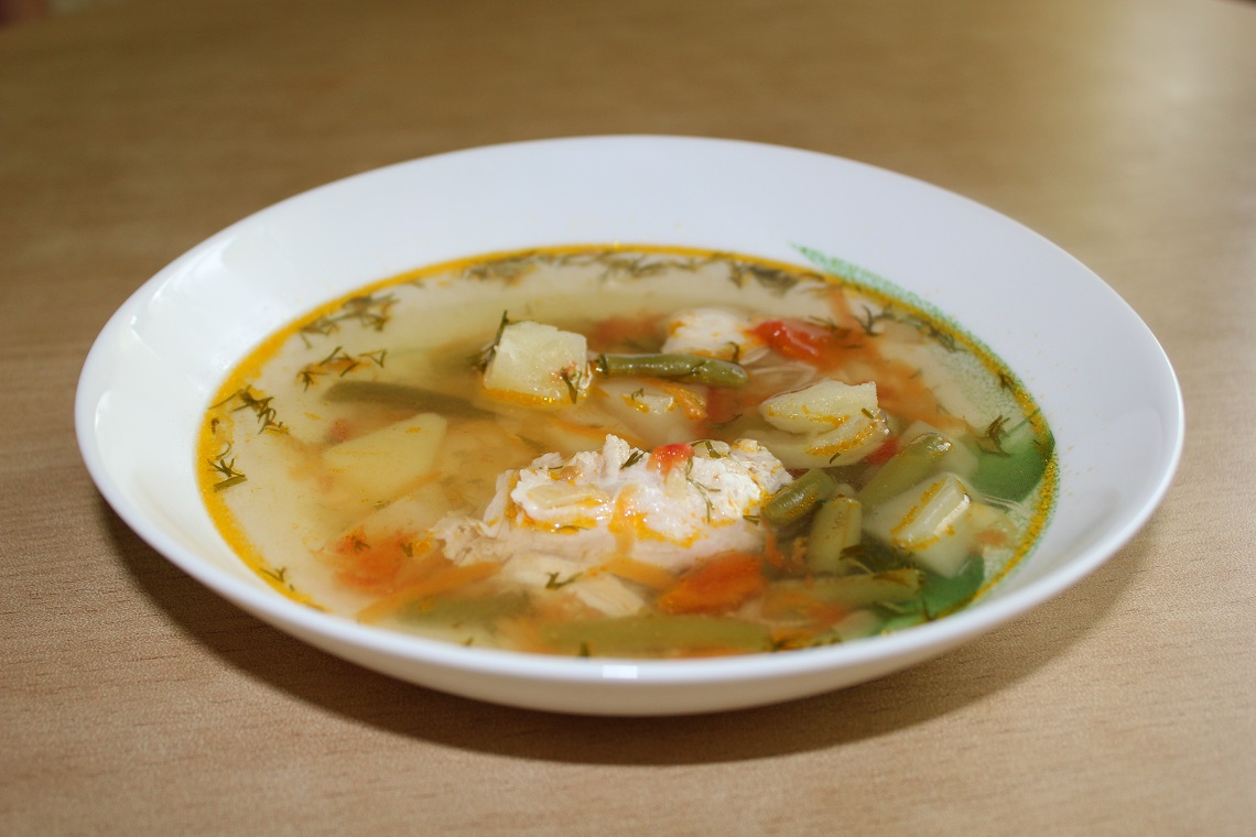 суп с мясом стручковой фасолью. суп овощной с зеленым горошком и стручковой фасолью. чорба из фасоли. суп с болгарским перцем. суп с мясом стручковой фасолью.