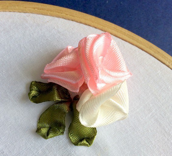 Mẫu thêu hoa hồng ruy băng