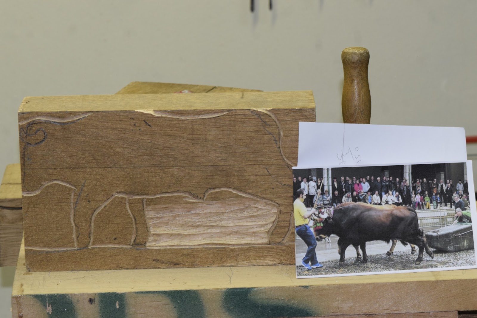 Talla de madera: 18.-Buey en arrastre de piedra