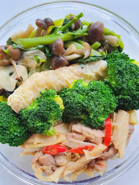 今日午餐：青花菜、竹筍炒肉絲、菇、芥藍菜、蝦捲，2021.03.11