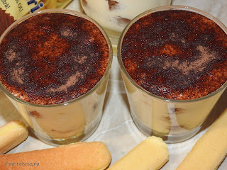 Desert tiramisu la pahar reteta rapida de casa cu piscoturi mascarpone oua zahar lapte si cacao retete culinare prajituri deserturi prajitura dulce italian,