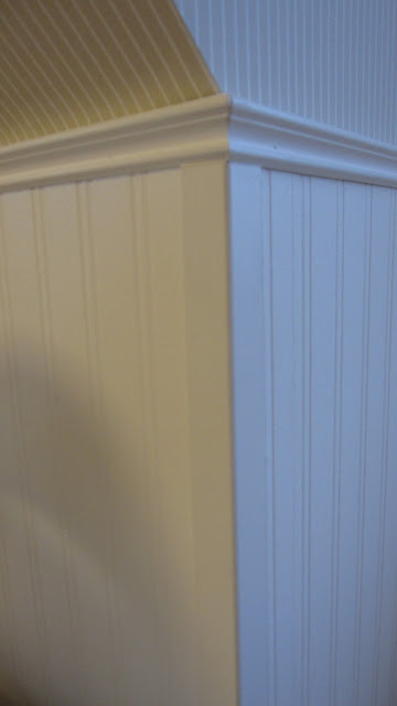 Kleines gelbes Haus: Beadboard Wandverkleidung