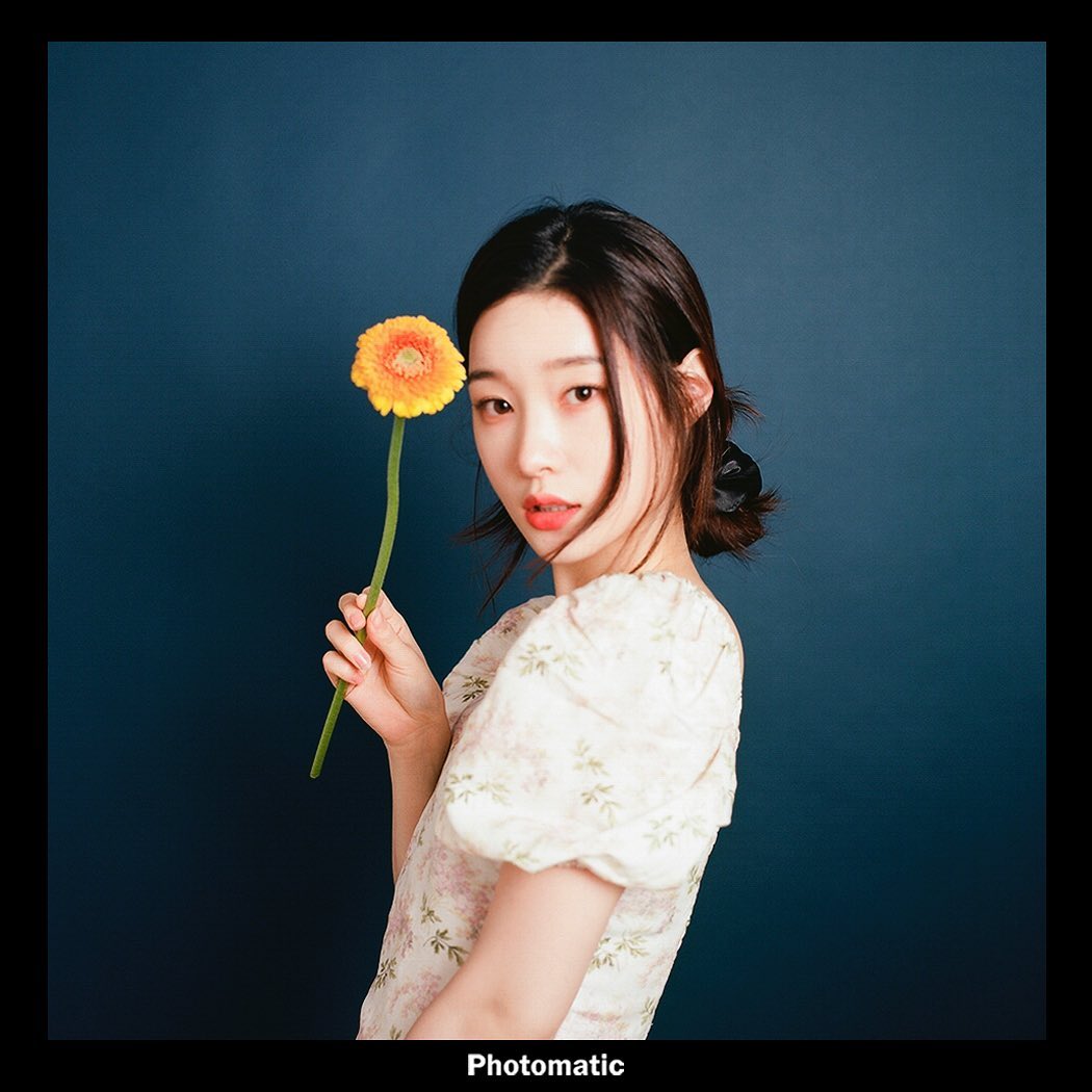 썸네일-쪼그려 앉은 청바지 정채연 흐믓한 라인-이미지