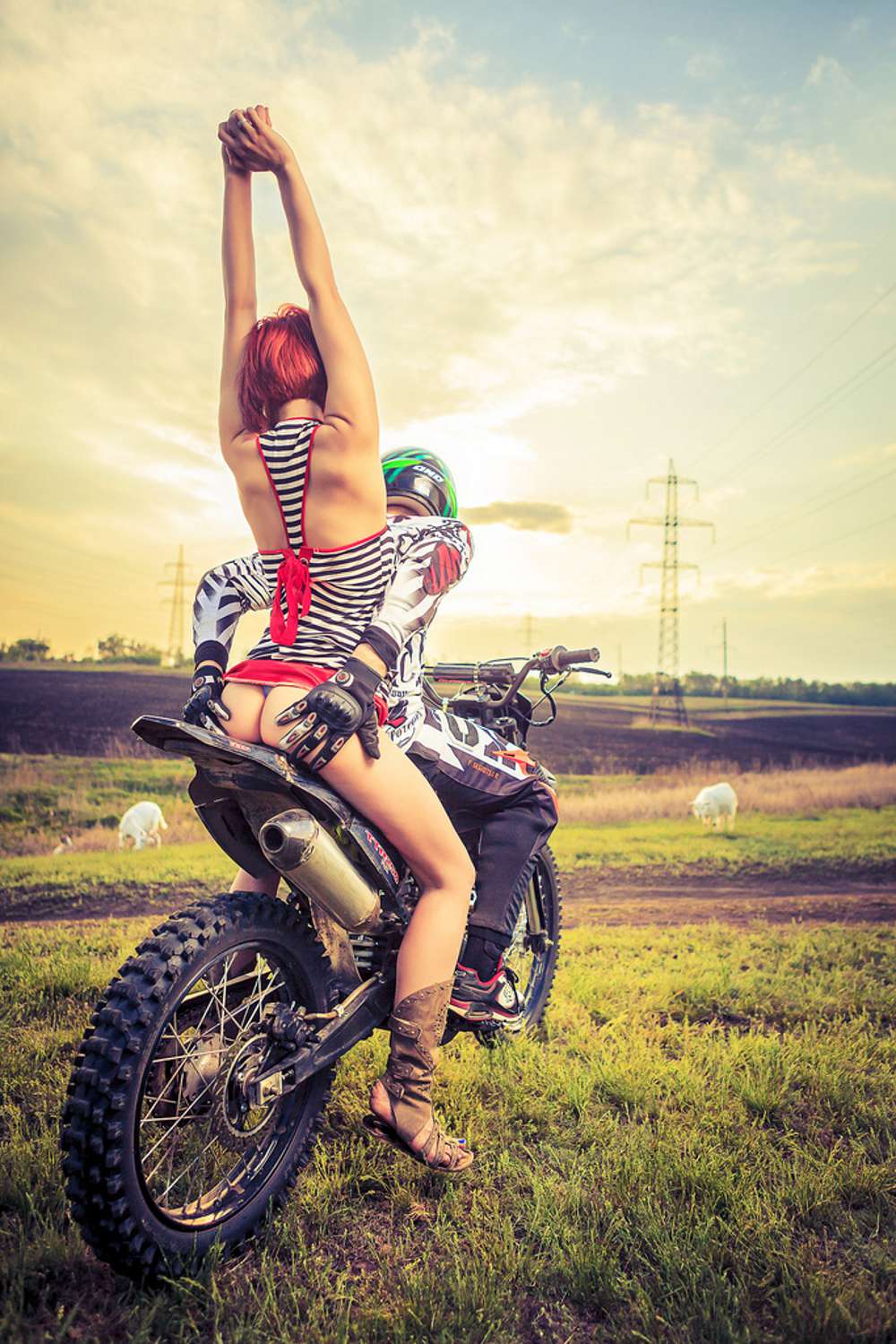 Самая клевая пошлая. Девушка на кроссовом мотоцикле. Эндуро девушки. Девушка на эндуро мотоцикле. Фотосессия на мотоцикле.