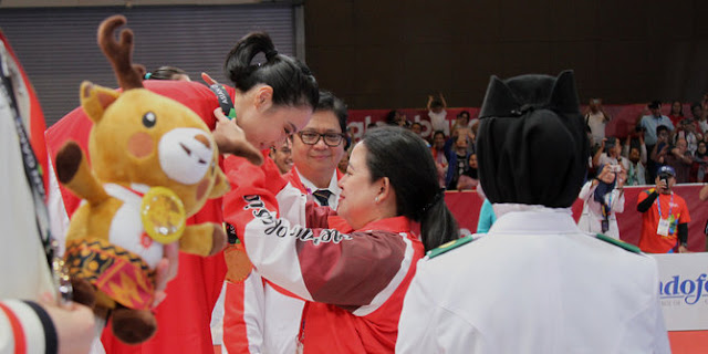 Menko Puan dapat kehormatan kalungkan medali juara wushu di Asian Games 2018