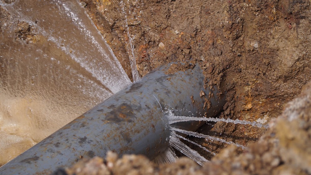 What to Do When a Pipe Bursts (and Before the Plumber Gets There)?