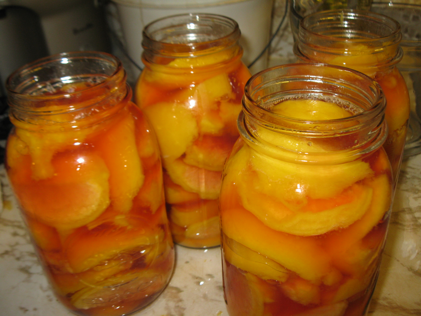 Simply Homemaking Canning clingstone peaches without sugar... Whew!