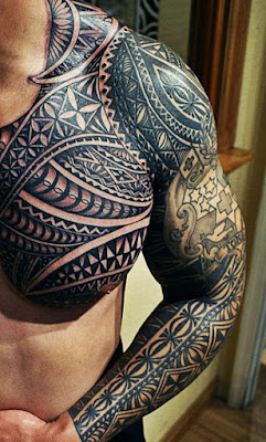 Tato Tribal di Bahu dan Dada Pria