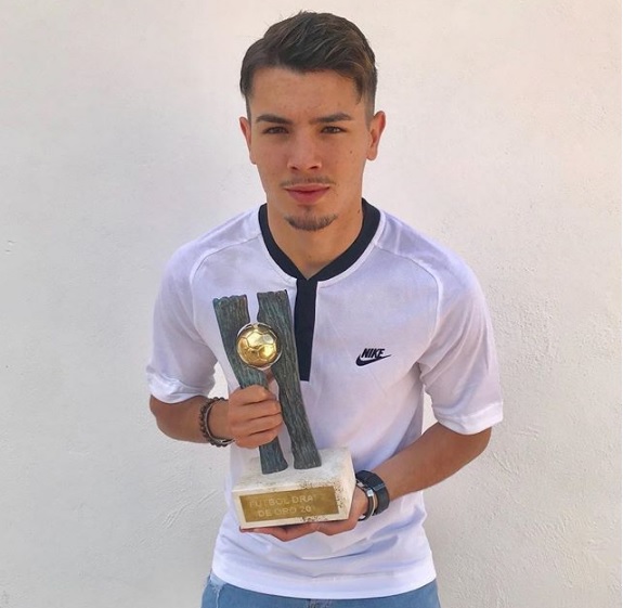 El malagueño Brahim Díaz muestra el oro del Fútbol Draft