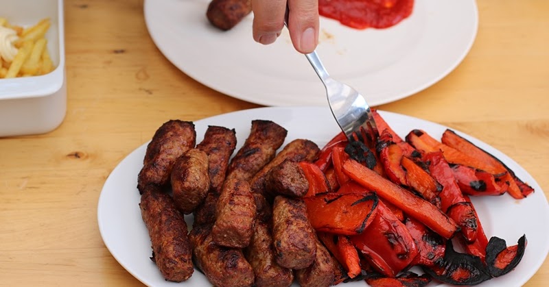 Wolkenfees Küchenwerkstatt: Cevapcici vom Grill, es ist angegrillt