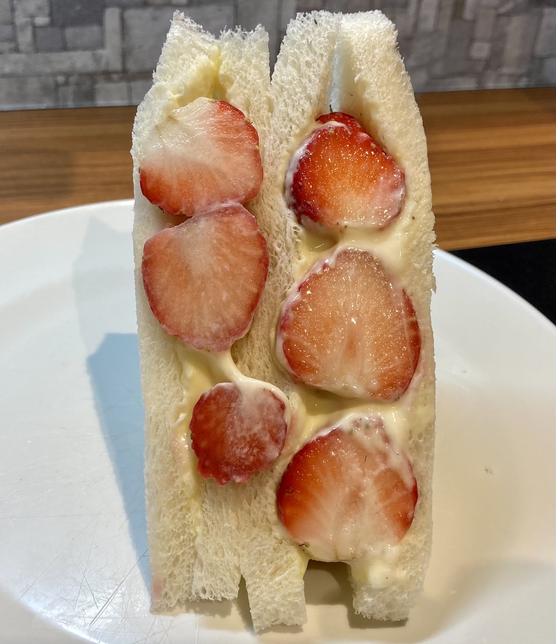 セブンvsファミマvsローソン いちごサンドガチンコ対決21 コンビニ研究本部サンド調査室 コンビニ サラリーマン総研 最新コンビニグルメがわかるブログ