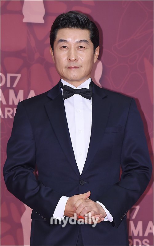 Kim Sang Joong wins '2017 MBC Drama Awards' daesang