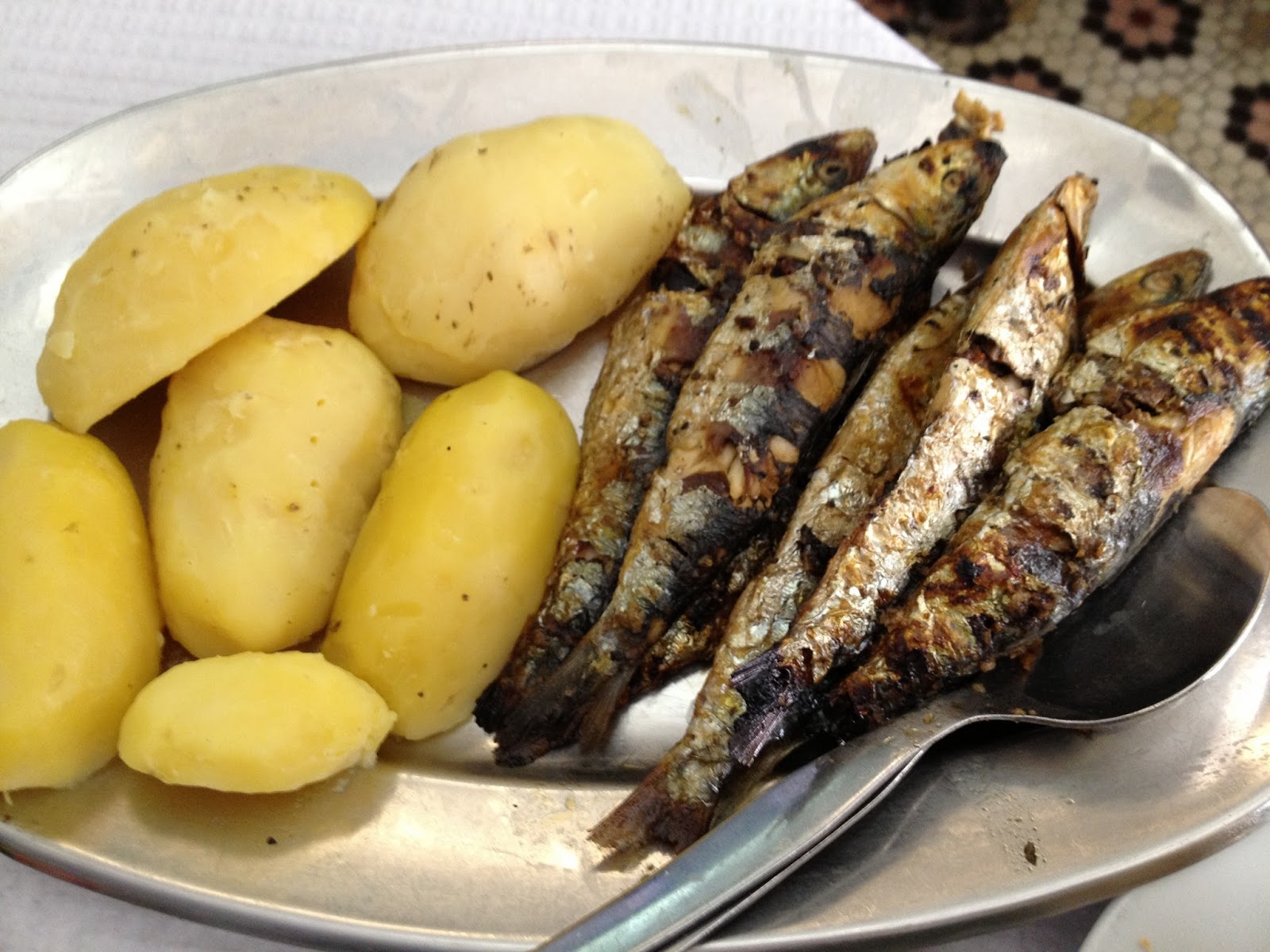 fridaynightdinnerbox Portugal sardinhas na brasa, grilled sardines