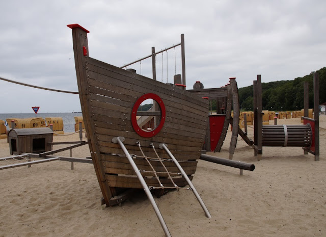 4 außergewöhnliche Spielplätze in der Umgebung von Kiel. Das Spielschiff in Heikendorf ist bei kleinen Piraten sehr beliebt.