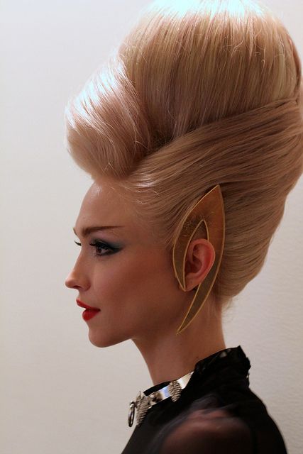 5 crazy Avant-garde teased hairstyles for SIXTIES trend 