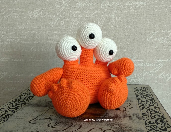 Con hilos, lanas y botones: Toby the Triclops amigurumi