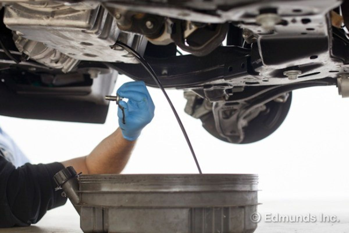 Замена масла в авто. Масло двс. Слить масло с двигателя. Масло в двигатель. Замена масла двс что это.