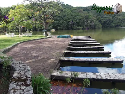 Construção de lagos com muros de pedra rústica no ancoradouro dos barcos. No passeio o piso com pedra rústicas cacão de São Carlos.