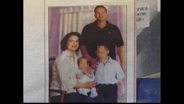José María Maciá con su esposa, Teresa Asunción Maciá, y sus dos hijos, José María (derecha) y Vicente. Foto: 20minutos.es. El parricida de Elche (Alicante).