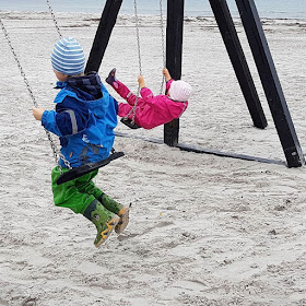 Träumen von Bornholm: 10 Dinge, nach denen wir uns sehnen. Ein Traum unserer Kinder: Schaukeln am Strand von Balka.