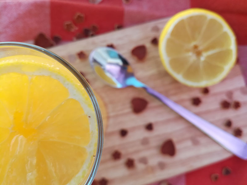 Bibita per l'estate con acqua gassata, limone e arance