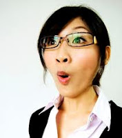 mujer asiática con cara de sorpresa