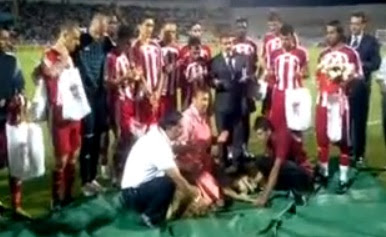 jugadores de futbol cortan la cabeza a una oveja turquia turcos