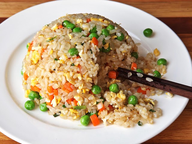 الأرز المسلوق بالخضروات المقلية