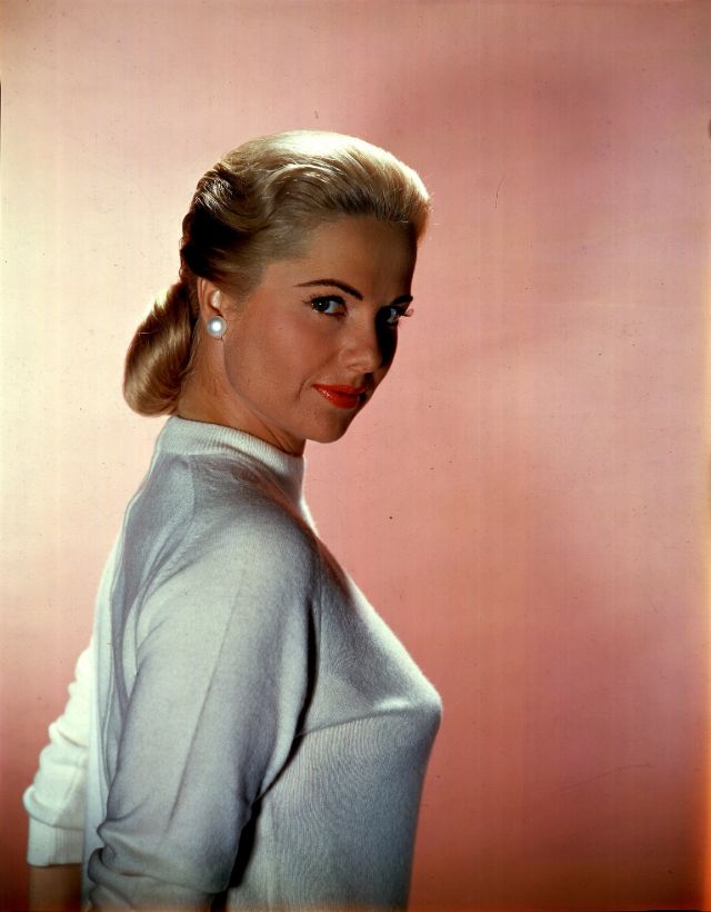 45 Glamorous Photos of Martha Hyer in the 1950s and ’60s Vintage Everyday