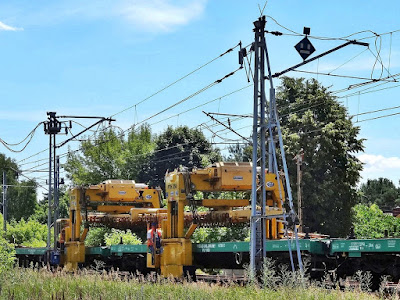 Żuraw portalowy PTH 350 z pociągiem układkowym PU1000 w trakcie remontu torowiska na linii otwockiej