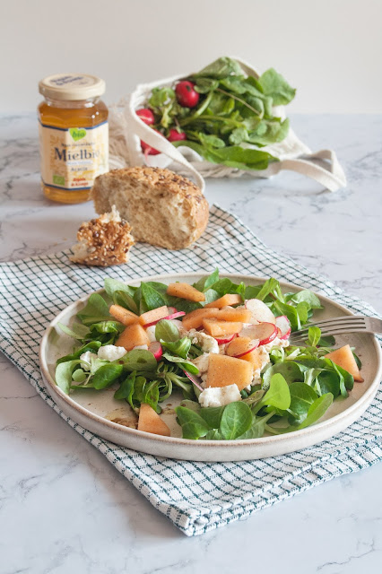 Insalata estiva di burrata, valeriana, melone e ravanelli