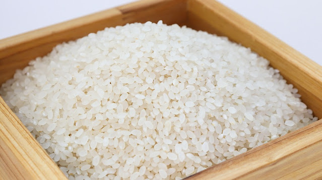 أرز في طبق خشبي