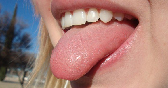 صور لسان فتاة تمد لسانها صور لسان فتاة تمد لسانها