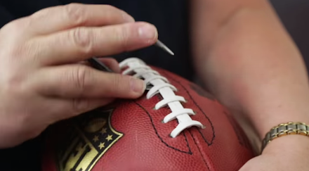 Wie wird eigentlich so ein Football hergestellt und weitere Infos zum Super Bowl 2015 ( 1 Video )