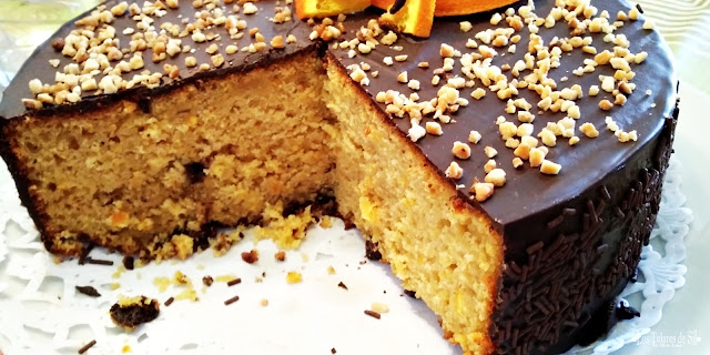 PASTEL DE CUMPLEAÑOS DE BIZCOCHO DE NARANJA Y CHOCOLATE NEGRO