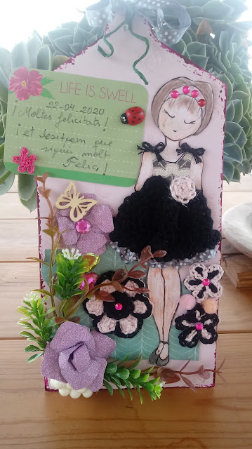 Muñeca y flores de papel para tarjeta de felicitación diy