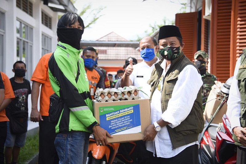 Uu Ruzhanul Salurkan Bansos di Kota Banjar