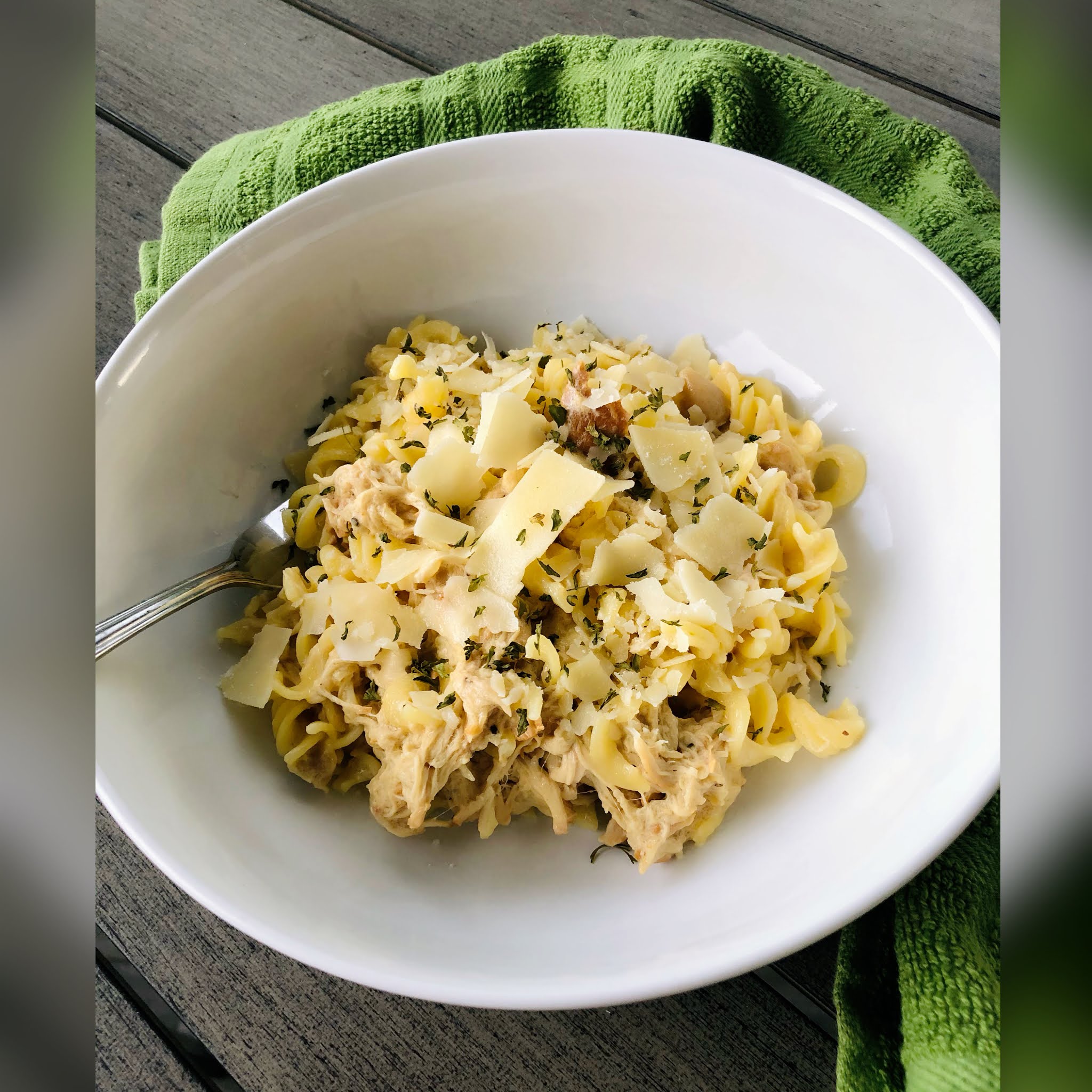 Slow Cooker Garlic Expressions Cheesy Chicken Pasta